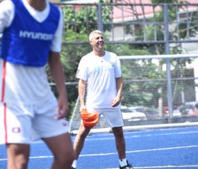  公益足球进校园，明星球员亲自授课