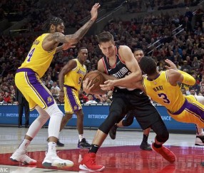  艾顿护框成功开拓者击退湖人反扑