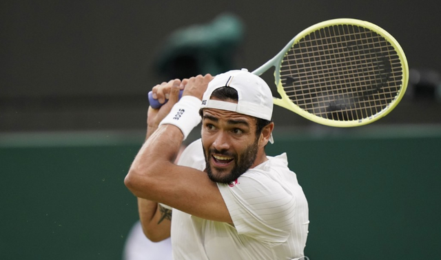  温网决赛巅峰对决，阿尔卡拉斯险胜夺冠