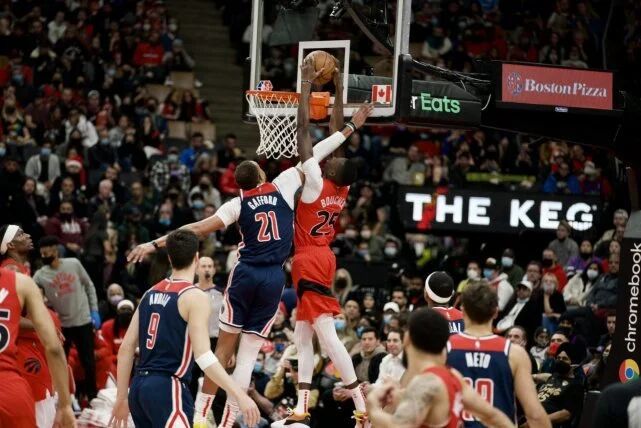  猛龙西亚卡姆统治内线大胜骑士