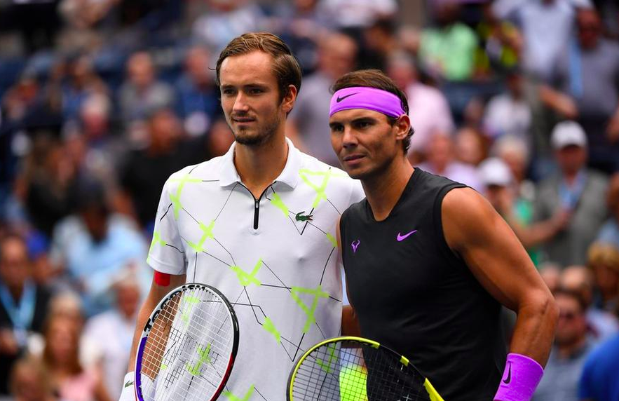  费德勒退役告别战引全场泪目