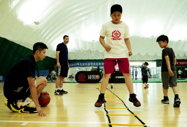  青少年篮球训练营，百名新苗开启特训